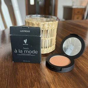 Younique Touch a la mode powder luminizer - Lustrous